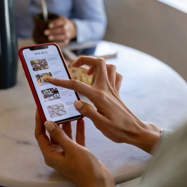 Emme Undici - Menù digitale per ristoranti: quando conviene davvero e come sfruttarlo per vendere di più