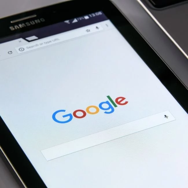 Prima che qualcuno entri nel tuo ristorante, entra nella tua scheda Google. Ecco come ottimizzarla, passo per passo, senza spendere un euro.