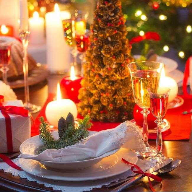 Scopri come preparare il tuo ristorante durante il periodo natalizio con addobbi, menù natalizi, promozioni e idee creative per attirare i clienti.