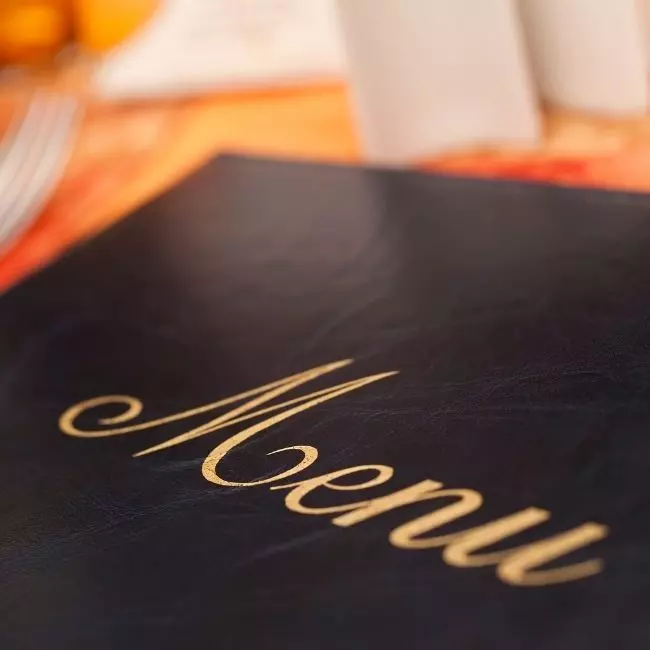 Un menù del ristorante mal progettato abbassa lo scontrino e confonde il cliente. Scopri come ingegnerizzarlo per vendere di più senza toccare i prezzi.